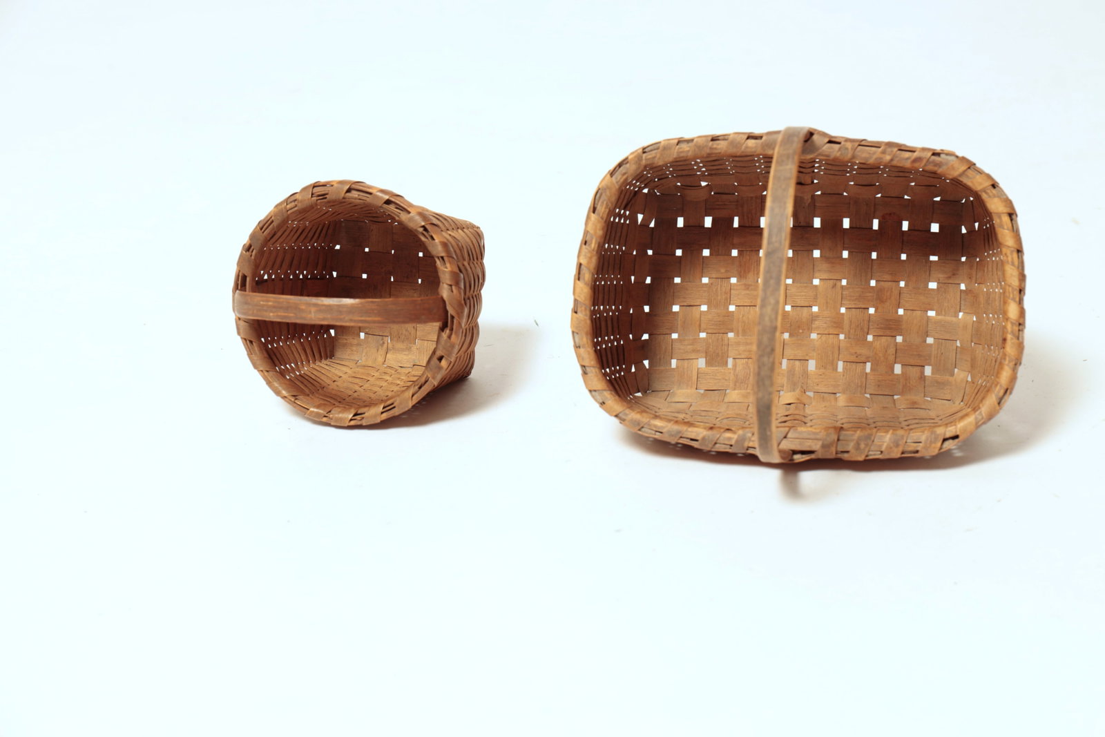 FOUR HANDLED WOVEN SPLIT BASKETS. - 8