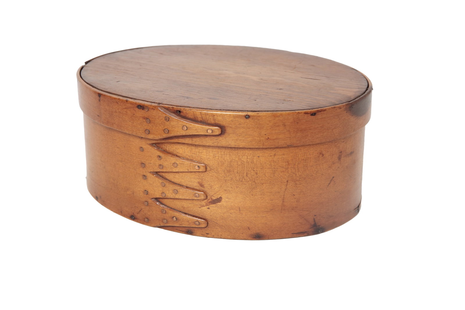 LARGE SHAKER TYPE FIVE-FINGER OVAL BENTWOOD PANTRY BOX.: LARGE SHAKER TYPE FIVE-FINGER OVAL BENTWOOD PANTRY BOX. American, 19th Century. Pine and maple. Oval form, finger joints with copper tacks. 13"l. 10.25"w. 5.5"h.