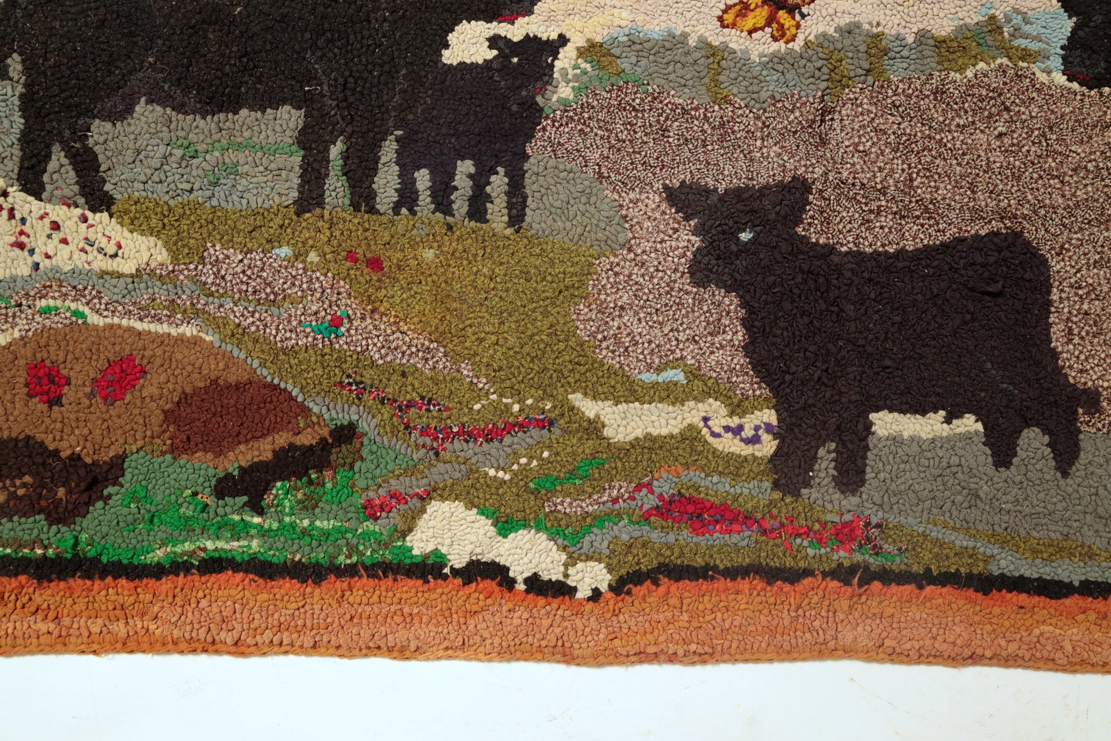 LARGE FARMYARD SCENE HOOKED RUG. - 4