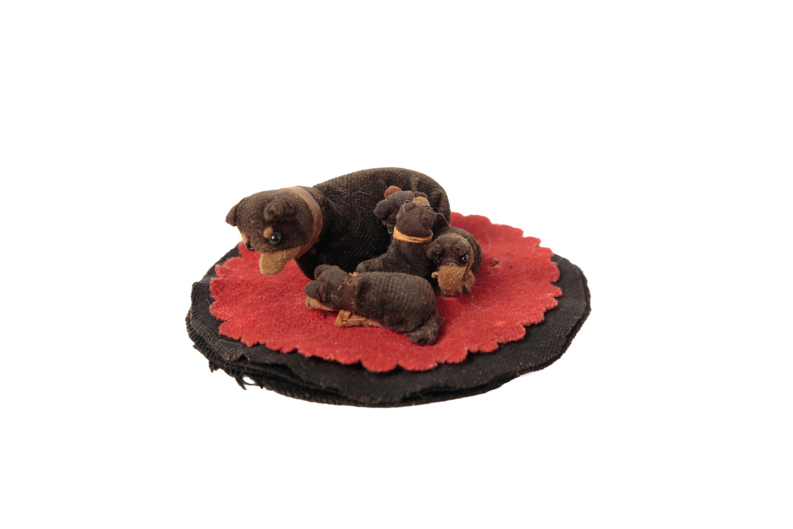 FELT PEN WIPE WITH MOTHER DOG AND FOUR PUPPIES.: FELT PEN WIPE WITH MOTHER DOG AND FOUR PUPPIES. American, late 19th Century. Black and red layered round base with a scalloped edge and a brown mother dog surrounded by her puppies with glass eyes,