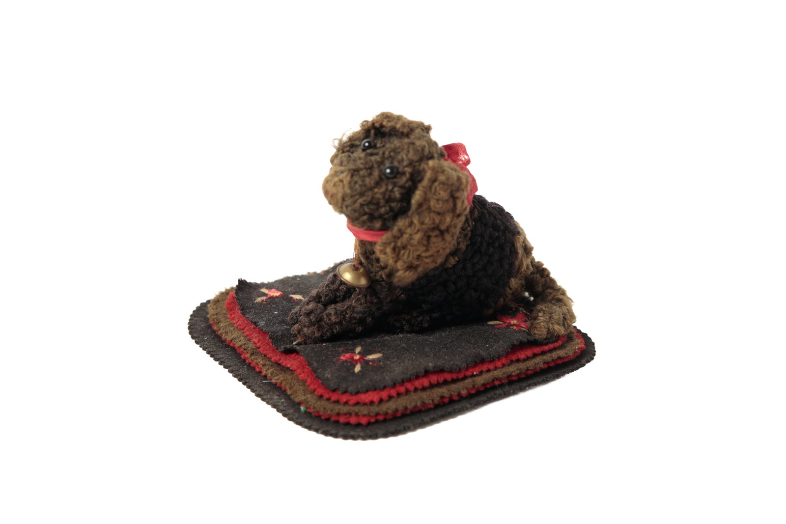 FELT PEN WIPE WITH A SEATED DOG.: FELT PEN WIPE WITH A SEATED DOG. American, late 19th or early 20th Century. Black, red, and green layered square base with pinked edges and a large brown and black dog with glass eyes and a bell at