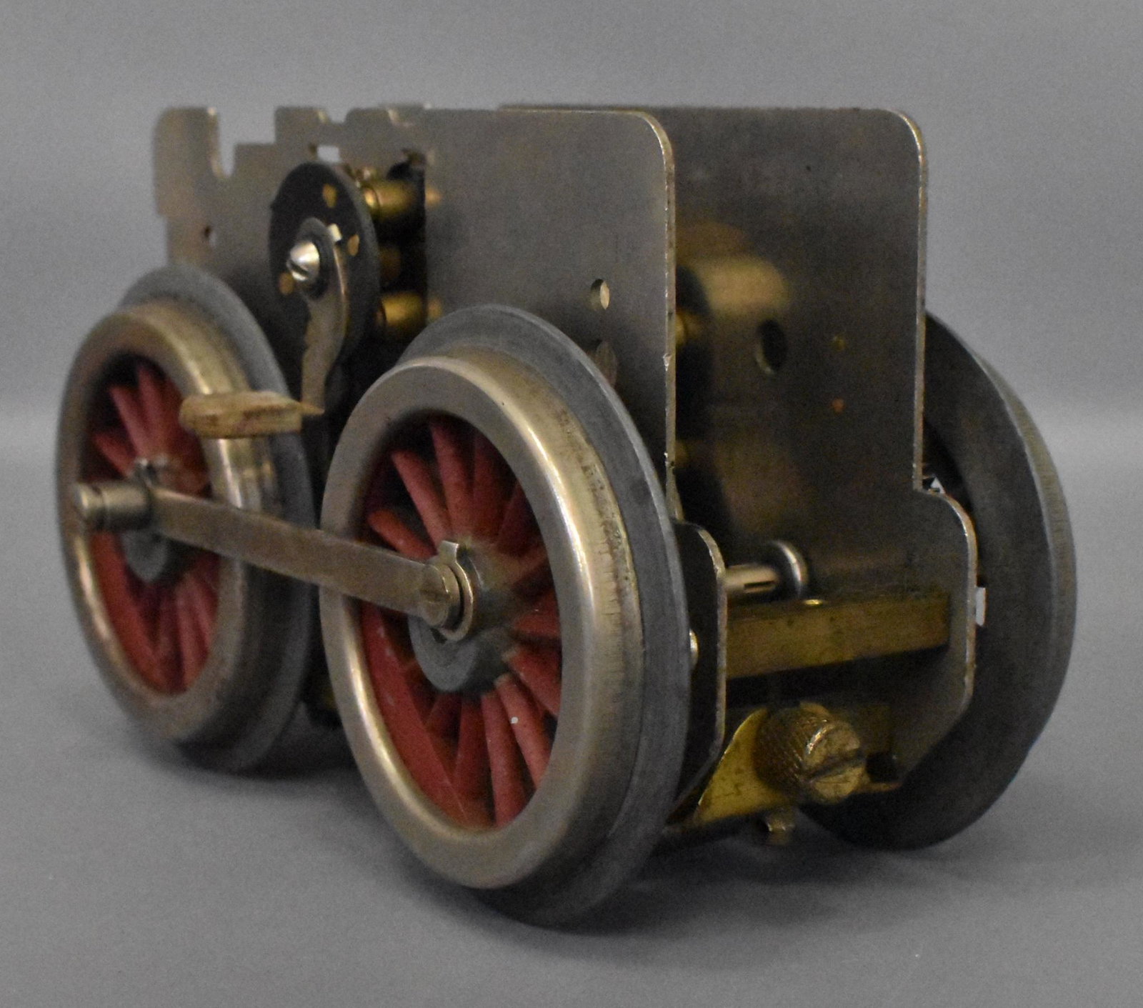 Lionel prewar standard gauge Bild-A-Loco motor: Nice shape with all original wheels that have no fatigue but is missing a correct screw for one of the drive rods. This is untested and unknown whether it is complete and sold as-is as seen in the pho