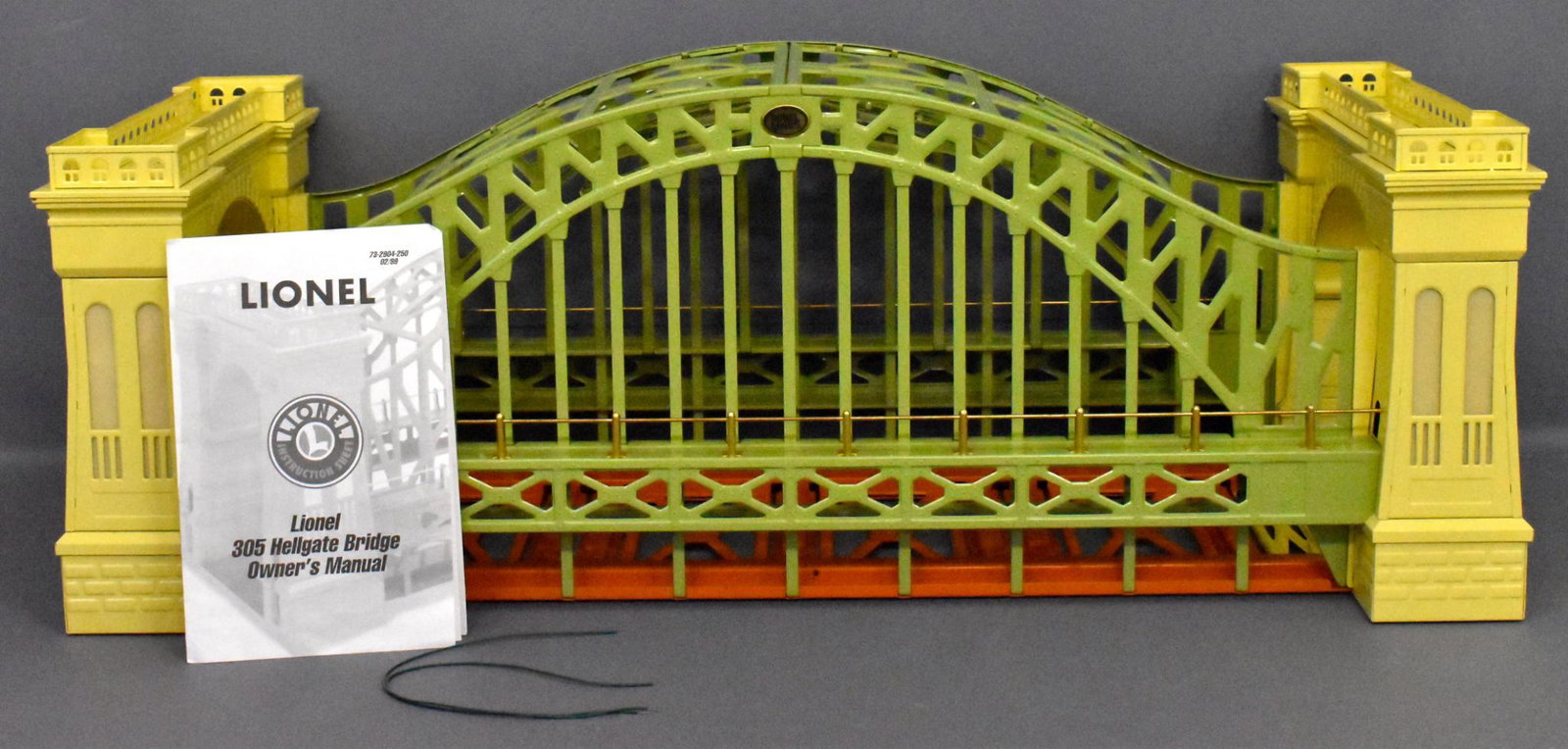Lionel Standard gauge reproduction 305 Hellgate Bridge: Bridge was layout used and then stored away for several years. The outer shipping box is all that remains as the inner box was too badly damaged to be of any use. Includes original instruction sheet s