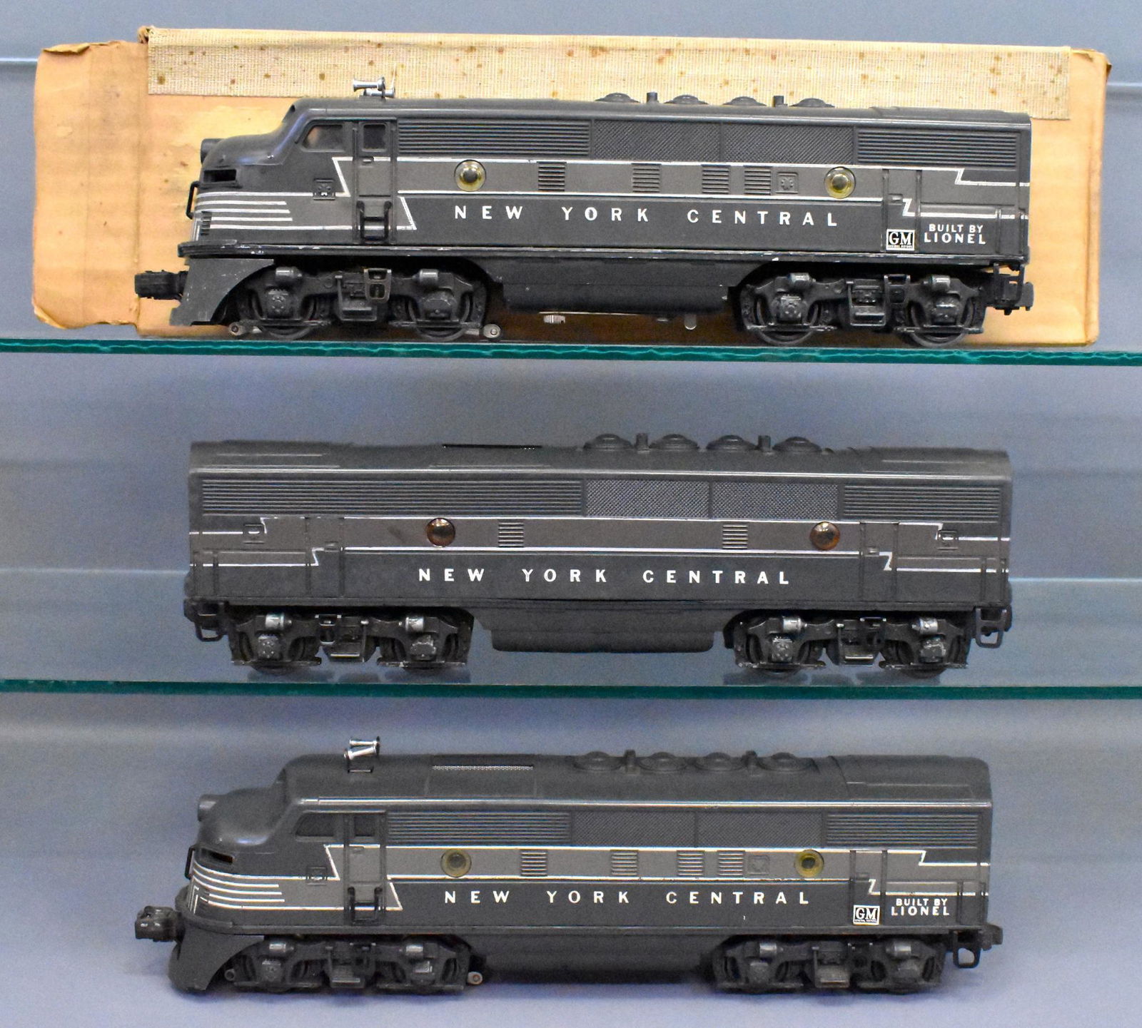 Lionel postwar O gauge 2333 New York Central F-3 ABA: Includes twin motor A unit with no battery damage, dummy A unit and 2344C dummy B unit. Both A units are missing the number boards and one of the horns on the dummy a are bent upwards as seen in the p
