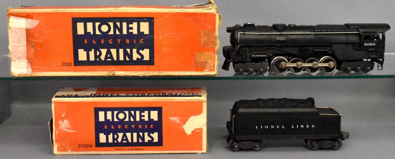 Lionel postwar O gauge 1946 2020 steam turbine with: Locomotive is an original 1946 variation with the original smoke bulb, it has nice lettering on both sides, C6. the tender looks nice but has an area on the back that was either broken orcut off, it i
