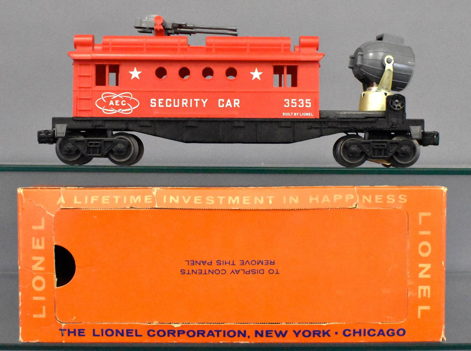 Lionel postwar O gauge 3535 security car with rotating: Car shows light run time and is very clean, C7+ with a near complete but worn original box.