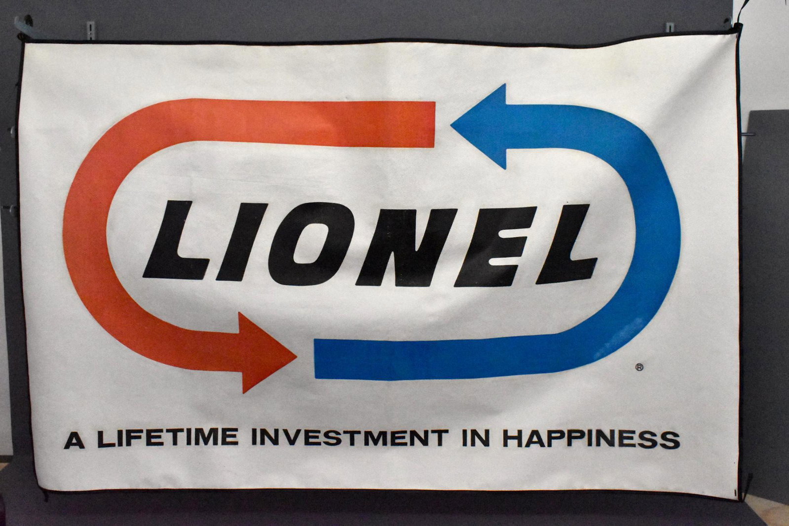 Lionel postwar 1965 Dealer Banner Vinyl 48" x 30": Banner is complete with no rips or tears but is somewhat faded as seen in the photos.