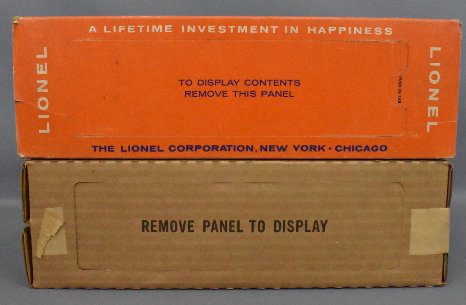 Lionel postwar O gauge 218P Santa Fe Alco A empty: The original box is very nice with one perfectly sealed end, the opened end has all flaps intact and the original 217-16 sleeve has some surface wear but is all here including the perforated window an