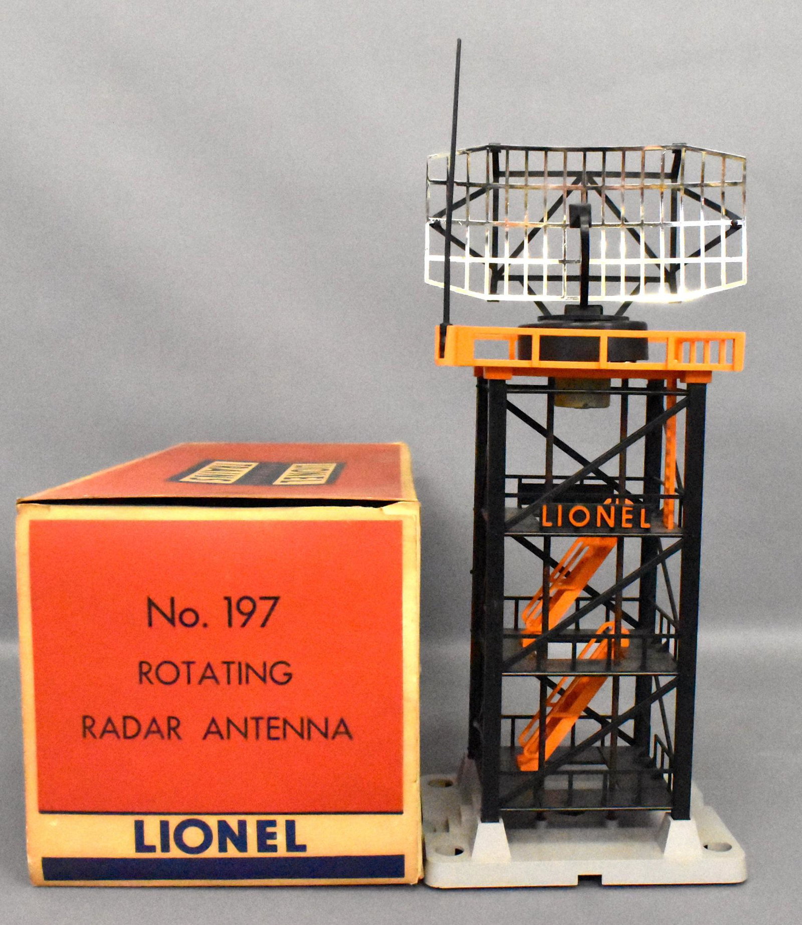 Lionel postwar O gauge 197 rotating radar antenna in: Accessory is clean and C7+ in a very good original box with slight tears on a couple flaps.