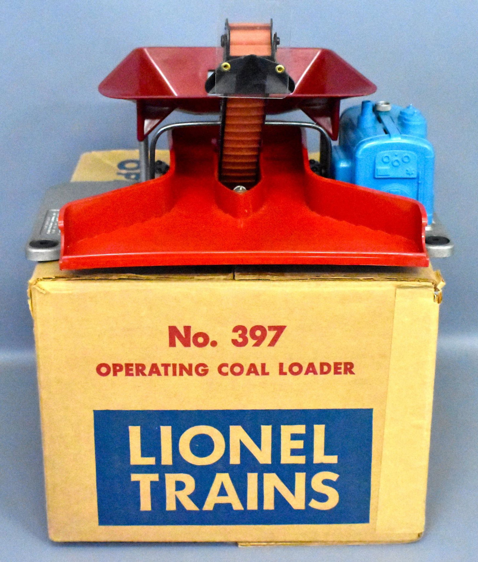 Lionel postwar O gauge 397 operating coal loader in: Nice coal loader that is very clean and C7 but has no coal or instruction sheet, comes with an excellent original box.