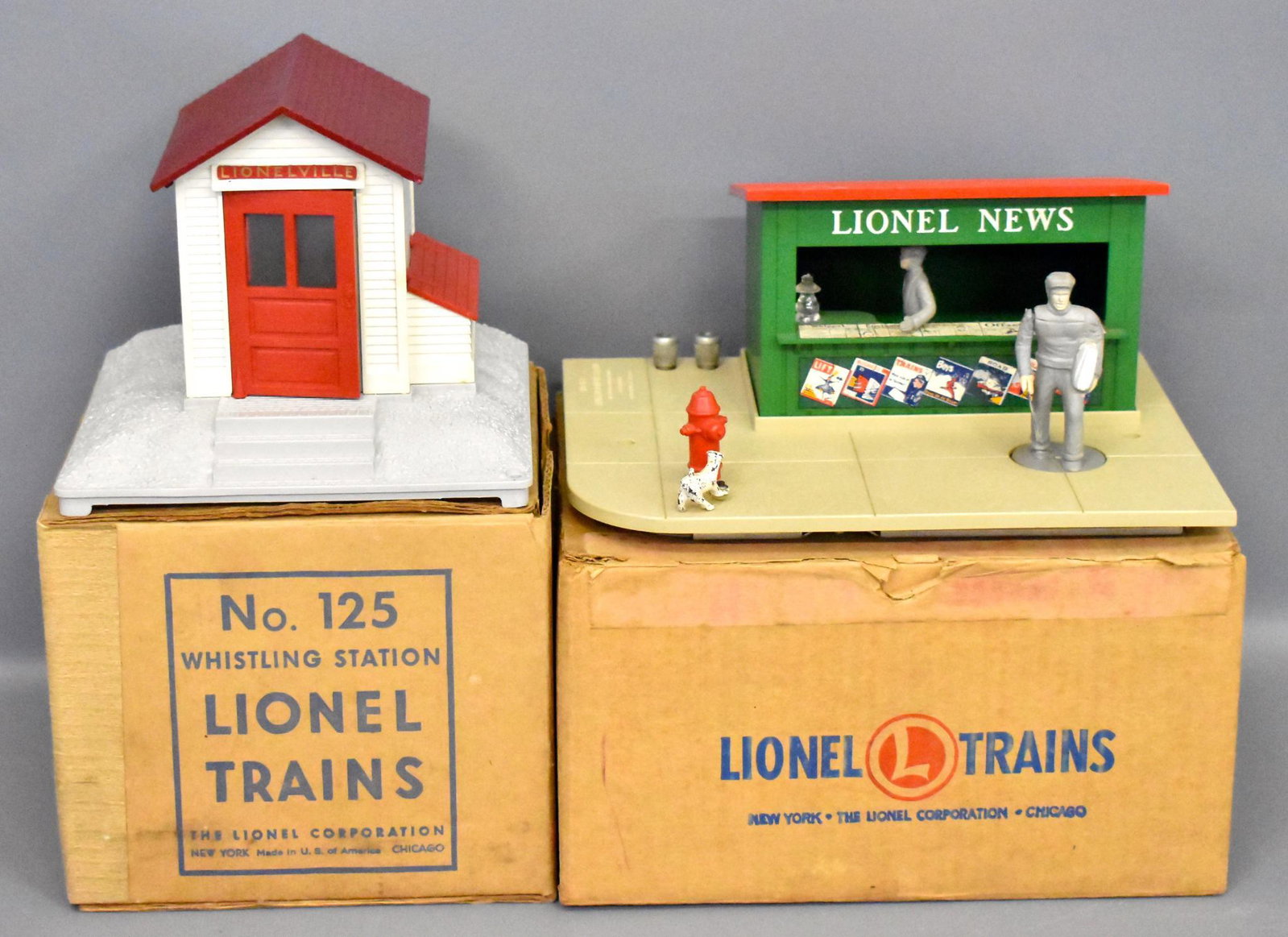 Lionel postwar O gauge 125 128 accessories in original: Includes 125 whistling station and 128 animated newsstand, C7 in very good original boxes. The 128 still has the tin newspaper and the 125 is the gray base variation.