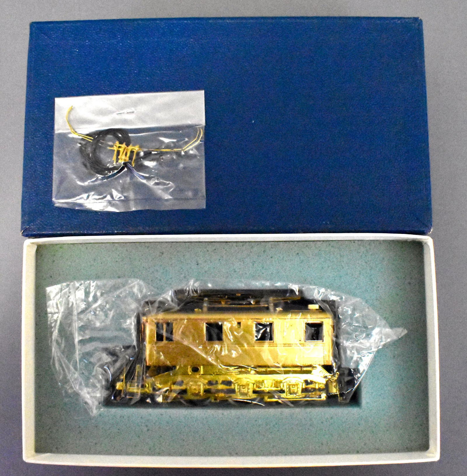 Alco Models HO scale brass Pennsylvania B-1 electric: Locomotive has light run time and is C7+ due to minor tarnish or toning but was never fully assembled as there are small aprts in a sealed packet. Comes in an excellent original box with original foam