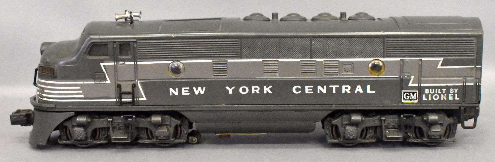 Lionel postwar O gauge 2333 New York Central F3 powered: Lionel postwar O gauge 2333 New York Central F3 powered A unit with chubby letters and black GM decal. Unit shows heavy run time and is missing some paint from the rear end of the roof but much less t