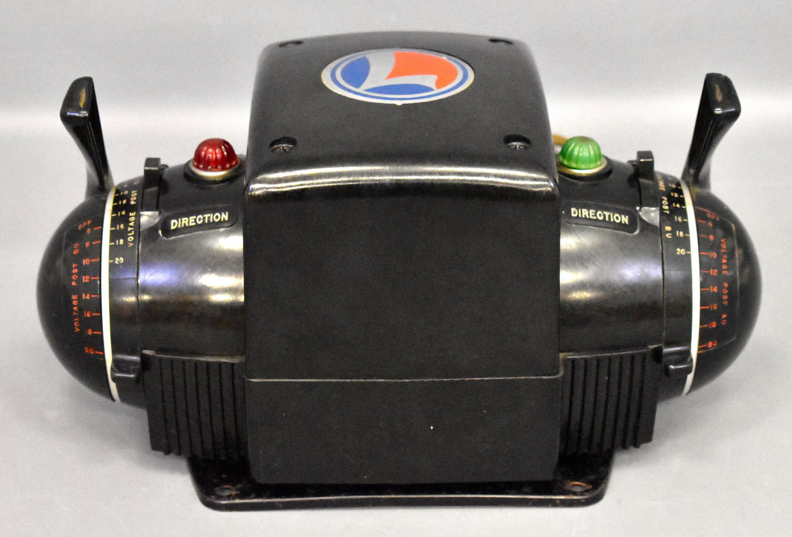 Lionel postwar O gauge 250 Watt ZW transformer: Lionel postwar O gauge 250 Watt ZW transformer. Not tested but clean and with na cable that has been replaced dome time ago. It does power on but each function has not been tested. Sold as-is as seen 