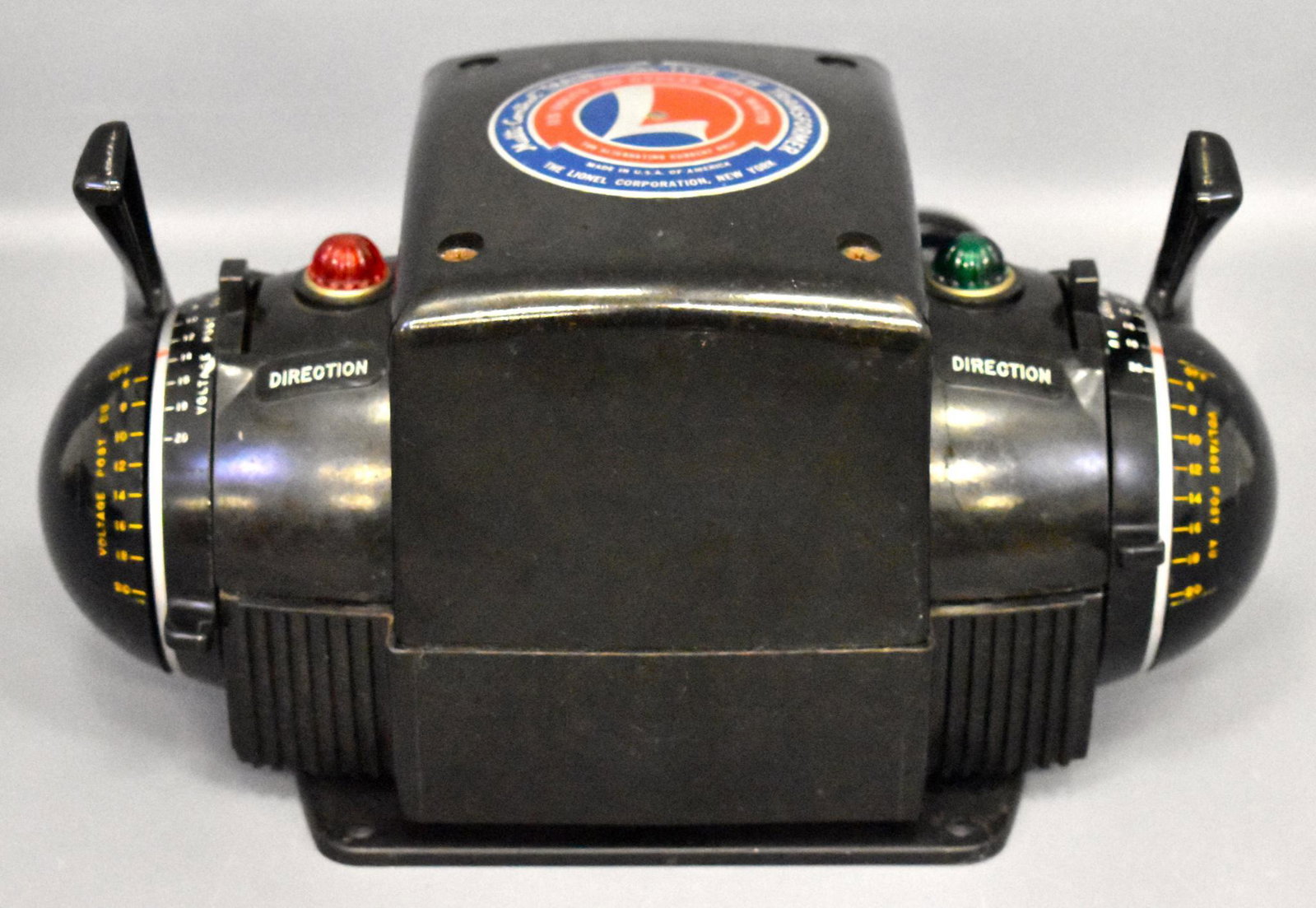 Lionel postwar 275 Watt ZW transformer: Lionel postwar 275 Watt ZW transformer. Works properly and has a replaced cord but also has a slight crack in the bakelite case.