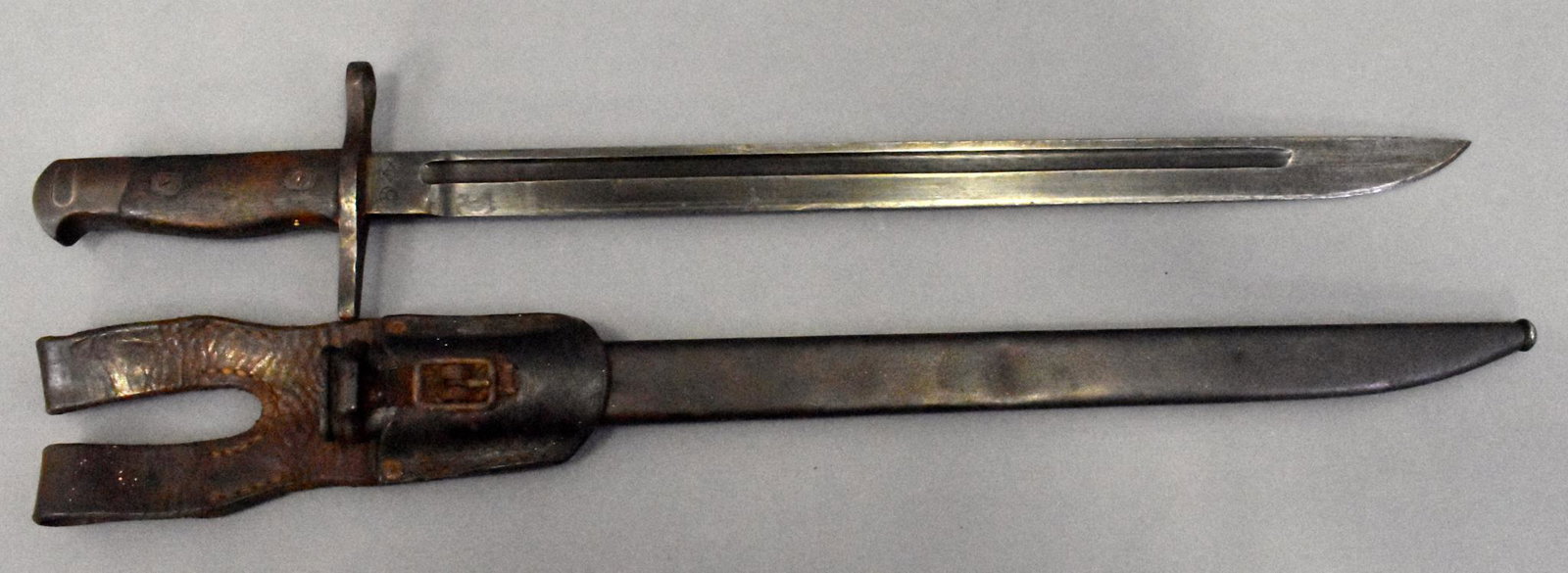WWII Japanese Type 30 Bayonet & scabbard for Arisaka: WWII Japanese Type 30 Bayonet and scabbard for Arisaka Rifle. TALW Toyoda Automatic Loom Works made, brown surfaces with excellent blued blade, and leather frog. Scabbard minor dents. Labar book type 