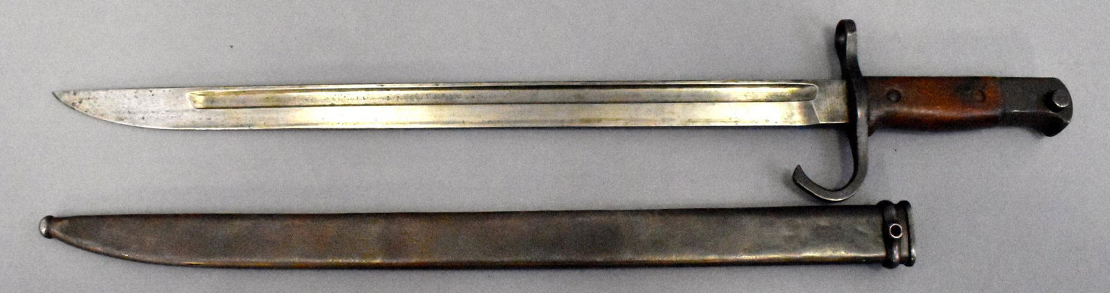 WWII Japanese Type 30 Bayonet & scabbard for Arisaka: WWII Japanese Type 30 Bayonet and scabbard for Arisaka Rifle. Kokura Arsenal, bright blade hooked quillion. Brown surfaces, very good - excellent bright blade. Scabbard has minor dents and missing sma