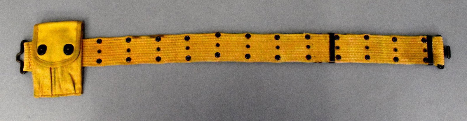 WWII US military pistol web belt with Colt 1911 pistol: WWII US military pistol web belt with Colt 1911 pistol magazine pouch. Excellent condition