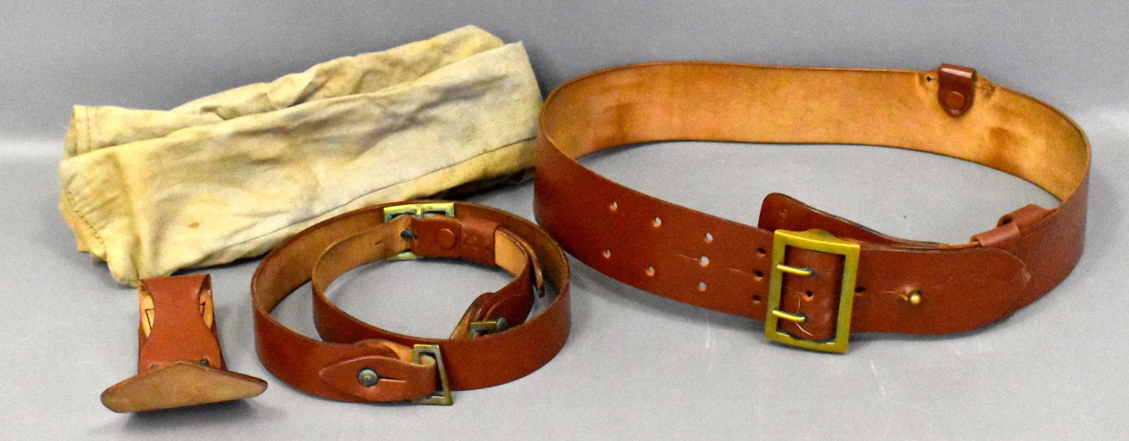 WWII US Army officers dress uniform Sam Brown belt: WWII US Army officers dress uniform Sam Brown dress belt marked Genuine Shell Cordovan R in cloth storage cover with cross strap and sword hanger. Mint condition.