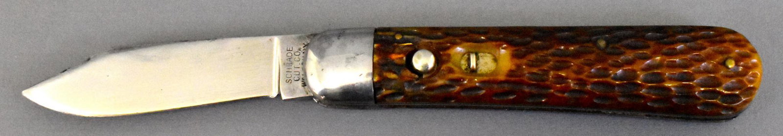 WWII US Schrade switch blade automatic knife airborne: WWII US Schrade switch blade automatic knife airborne paratrooper. These were purchased in large quantities by the government and issued to airborne troops as parachute cut away knives. 7 inches overa