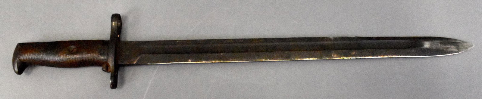 WWI US Springfield Armory Model 1905 Bayonet dated 1918: WWI US Springfield Armory Model 1905 Bayonet dated 1918 for 1903 rifle. 16 inch bade SA flaming bomb and 1918 marked serial number 934732. Ribbed wooden handle. Overall and excellent example. No scabb