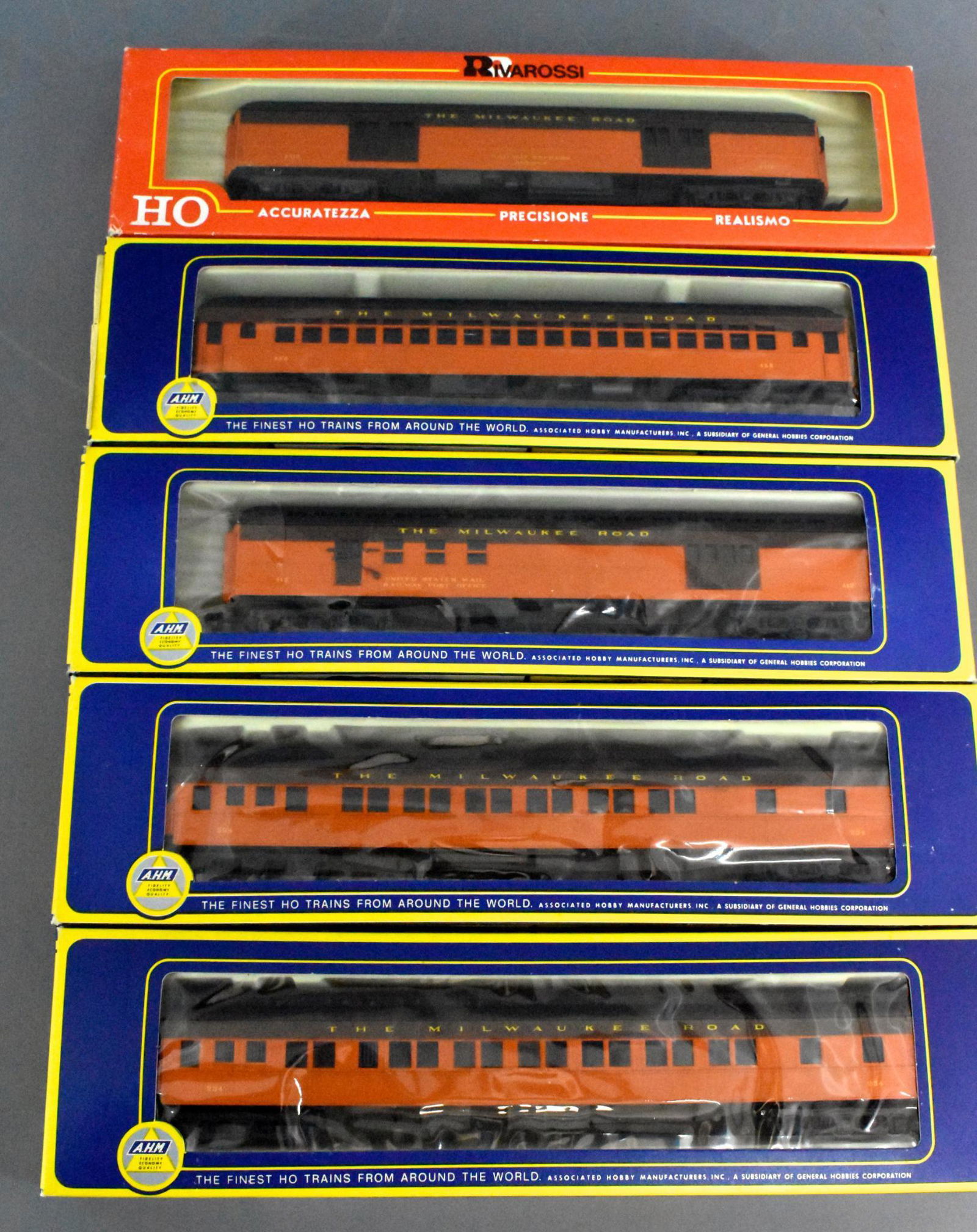 Five Rivarossi HO scale Milwaukee Road heavyweight: Five Rivarossi HO scale Milwaukee Road heavyweight passenger cars, mint in original boxes. includes baggae, two Pullman, coach and RPO cars, C9-10 in very good to excellent original boxes.