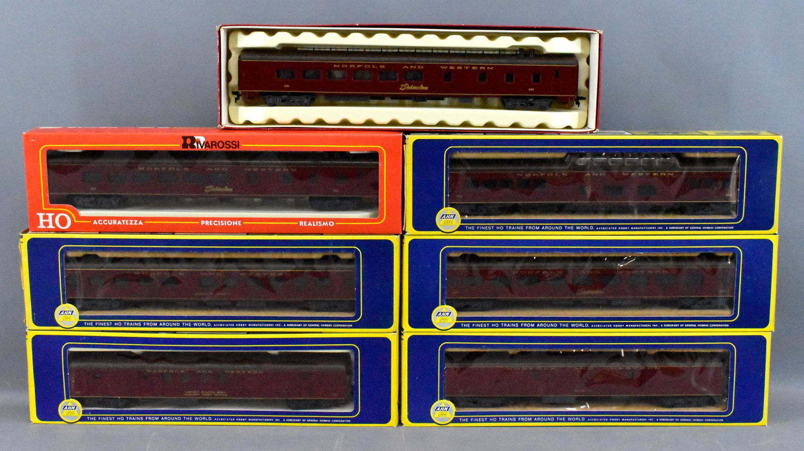 Seven Rivarossi HO Norfolk & Western Powhatan Arrow: Seven Rivarossi HO Norfolk & Western Powhatan Arrow smooth side passenger cars. Includes baggage, two diner, sleeper, RPO, vista dome and coach cars, all unused and C9-10 in very good to excellent ori