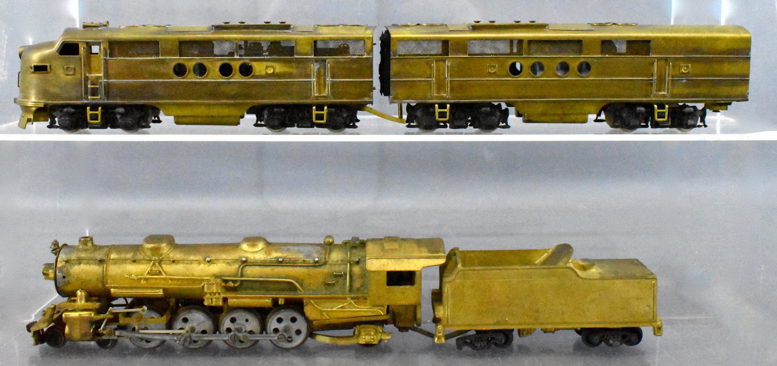 Tenshodo HO brass diesel locomotive set plus heavy: Tenshodo HO brass diesel locomotive set plus heavy steam locomotive. The undecorated diesel locomotive set has some tarnish and a damaged drive shaft coupling. The heavy 4-8-2 steamer is kit built but