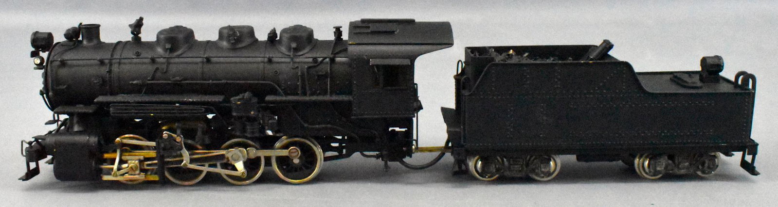 Tenshodo HO scale brass 0-8-0 steam switcher and tender: Tenshodo HO scale brass 0-8-0 steam switcher and tender. Both units appear to be custom painted which looks nice but do not have any lettering, C7.
