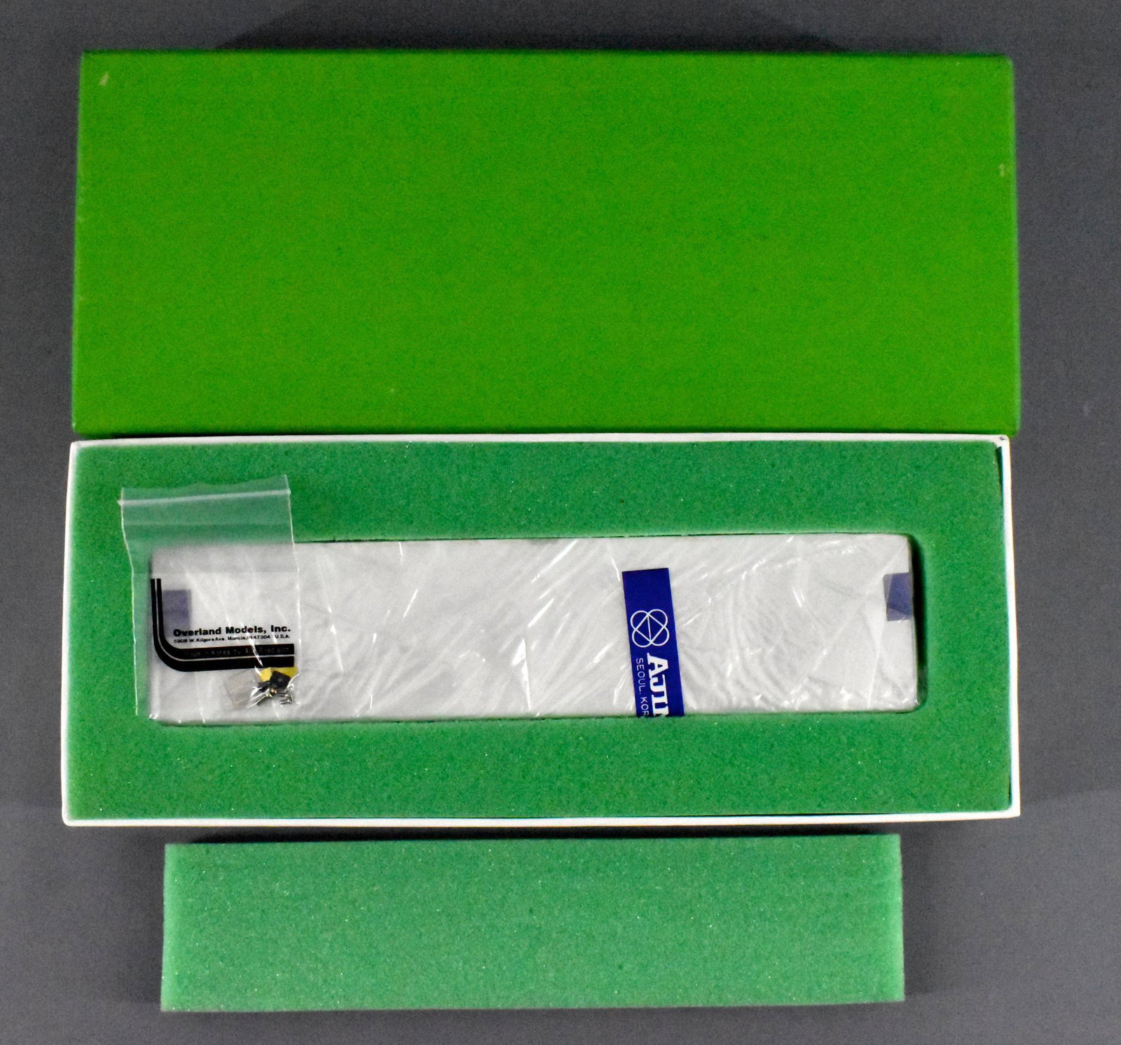 Mint OMI Overland Chicago & Northwestern SD-40 diesel: Mint OMI-5106 Overland Chicago & Northwestern SD-40 diesel locomotive in original box. Unit has never been unwrapped and is presumed C9-10 in an excellent original box with original foam insert. This 