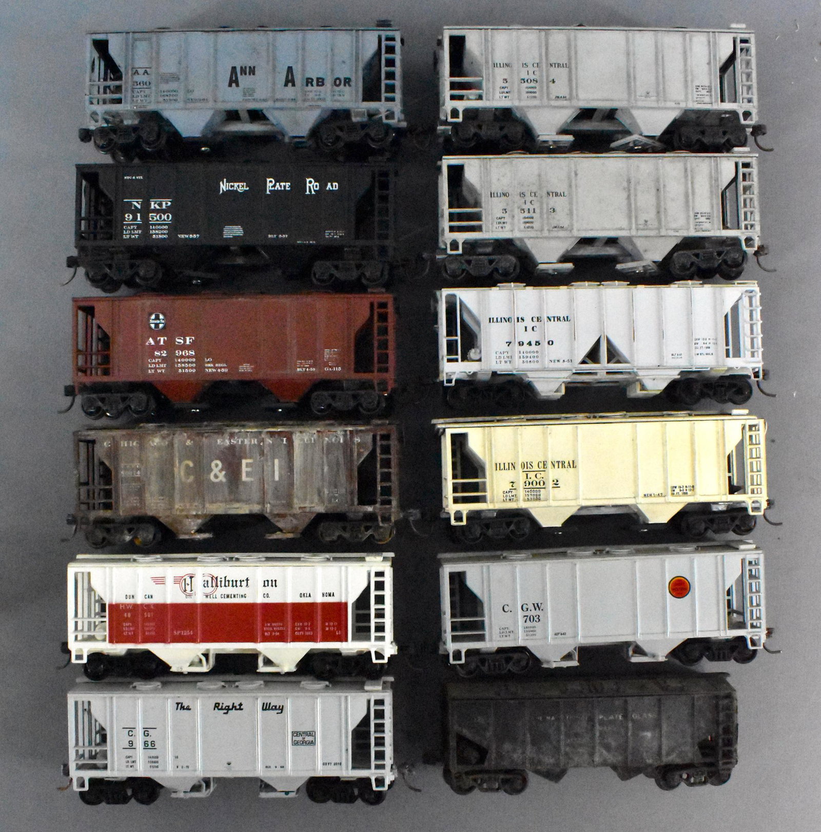 Twelve HO Covered 2 Bay Hoppers loose: Twelve HO Covered 2 Bay Hoppers loose. All are painted and some are weathered, in used condition. All are sold as is, as seen, with no returns.