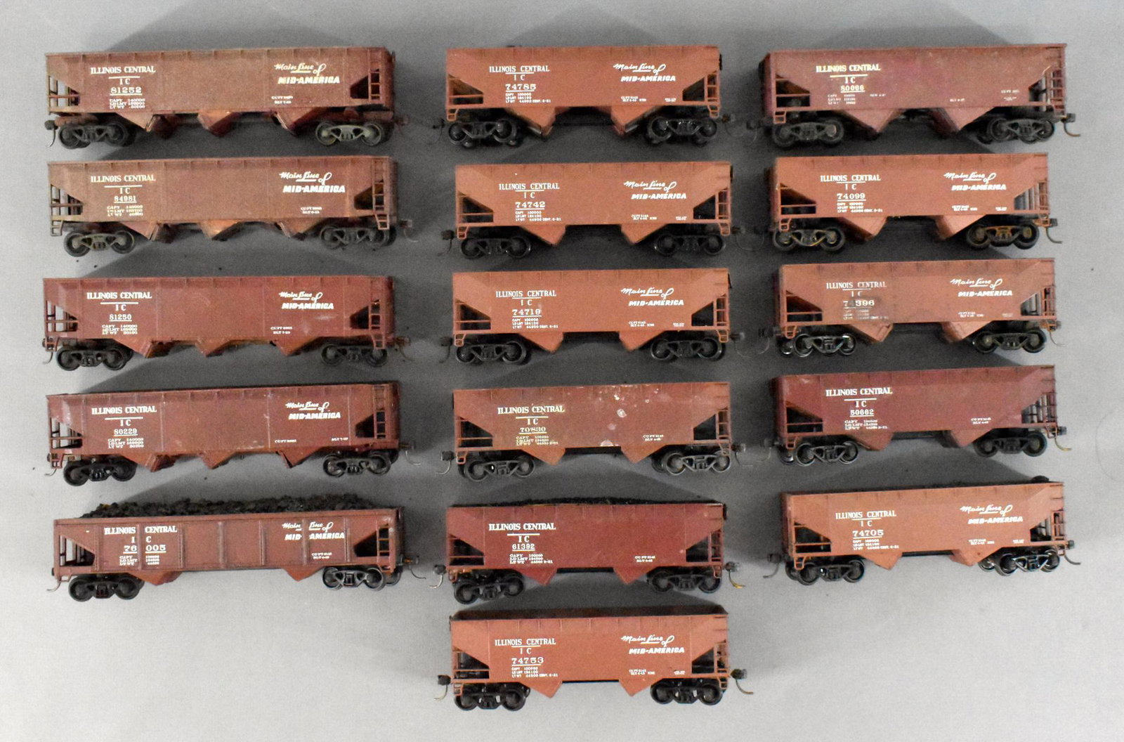 Sixteen HO mixed brand IC 2-3 Bay Hoppers loose: Sixteen HO mixed brand IC 2-3 Bay Hoppers loose. Group includes 5 3 bay hoppers, the rest are 2 bay, all are used ranging in fair to very good condition. All are sold as is, as seen, with no returns.