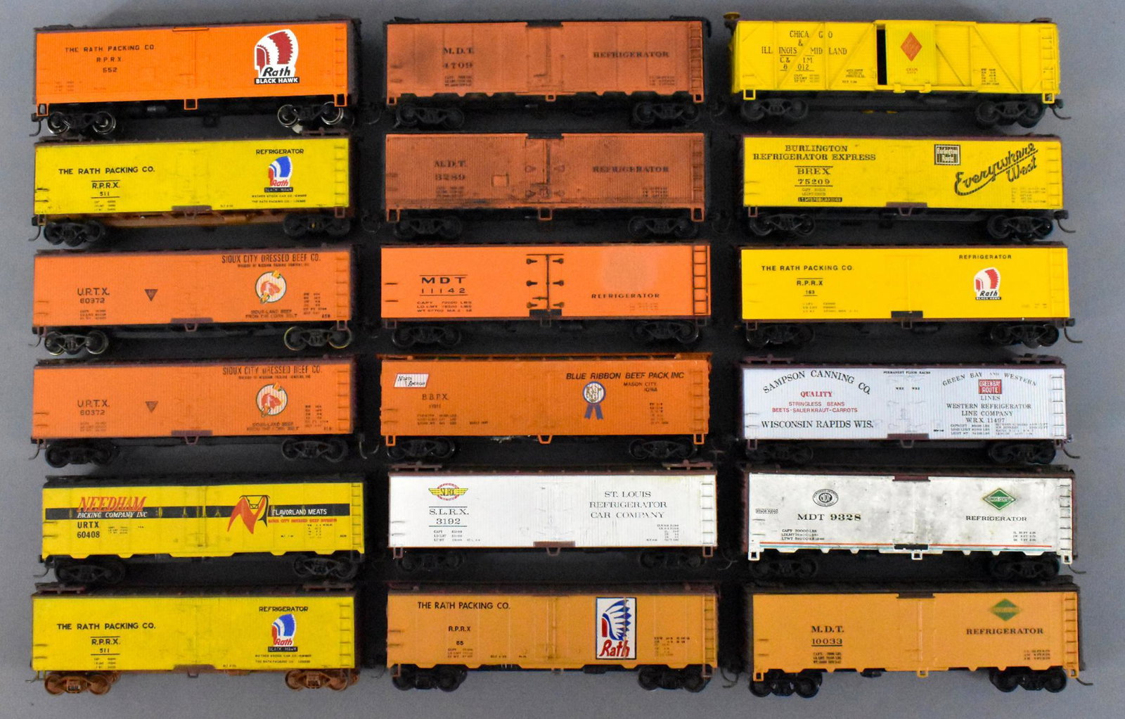 Eighteen HO mixed road box cars loose: Eighteen HO mixed road box cars loose. Group includes Sioux City beef, Rath Black Hawk, Burlington Northern and MDT cars, all are used in good condition or better,many are weathered. All are sold as i