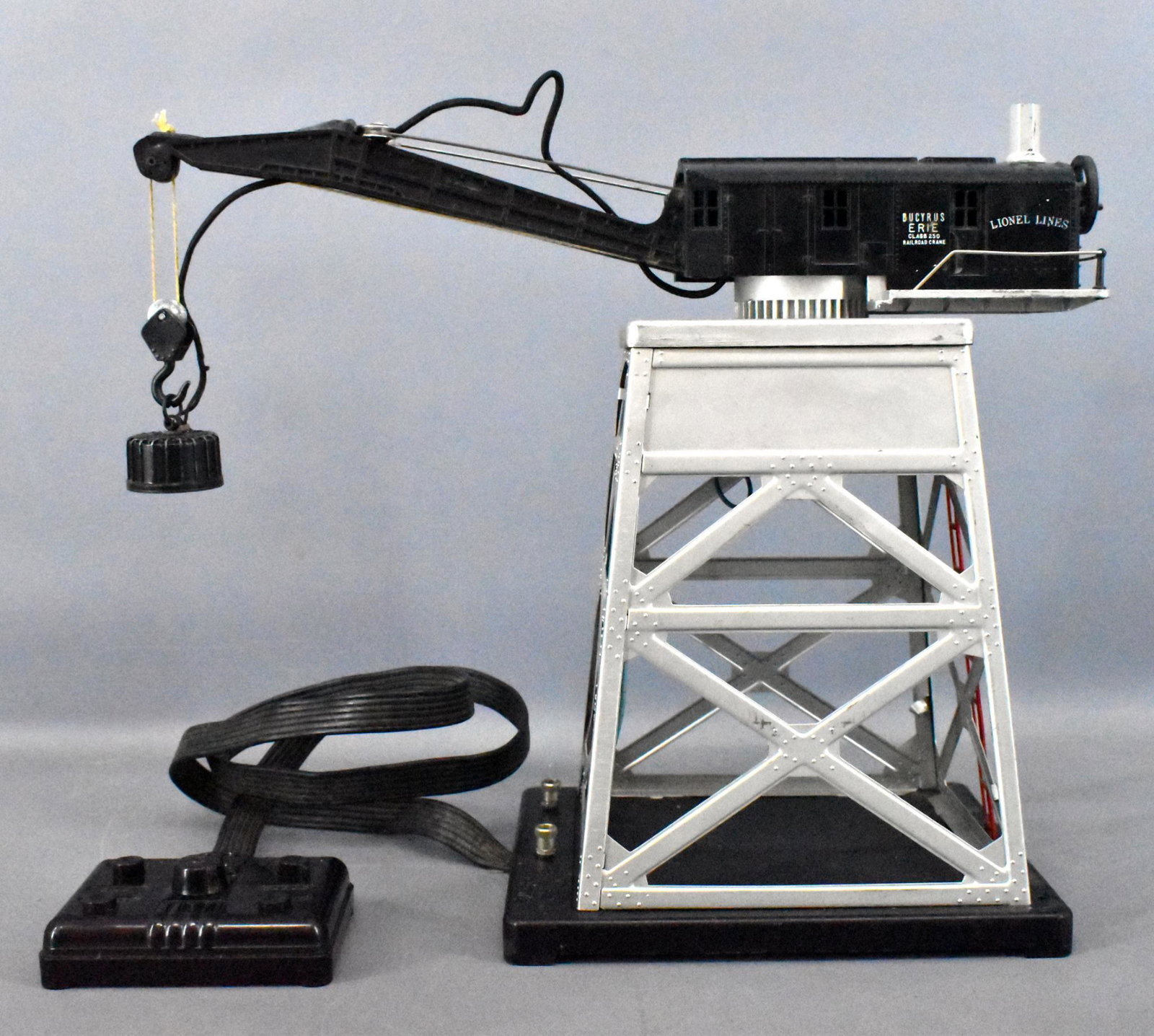 Lionel O gauge 182 remote control magnetic crane: Lionel O gauge 182 remote control magnetic crane. The crane is complete with original wires that are still intact but brittle and unbroken. The accessory could use a good cleaning but looks C6 as it s