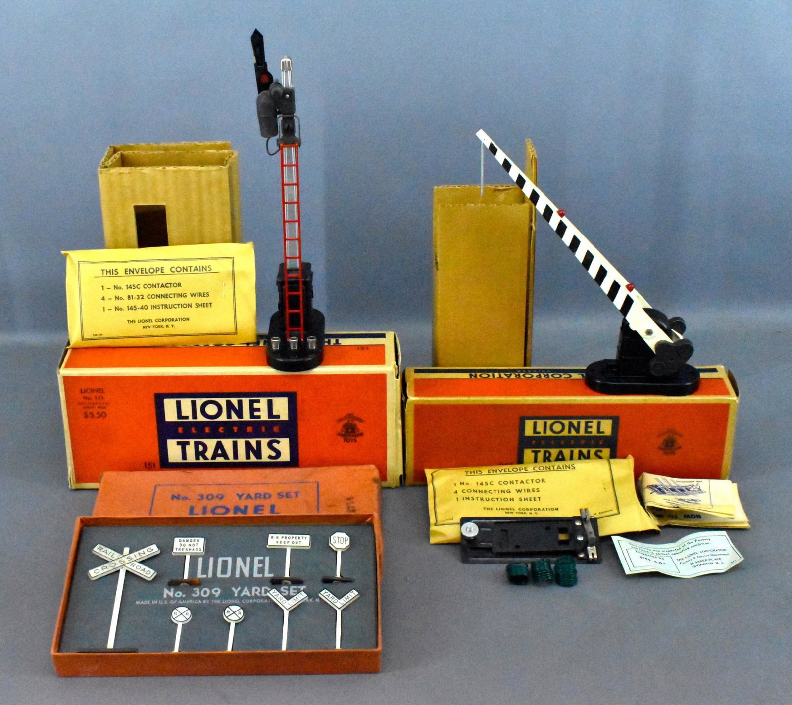 Lionel postwar O 151 252 309 accessories in original: Lionel postwar O 151 semaphore, 252 automatic crossing gate and 309 yard set accessories in original boxes. The semaphore is unused with a sealed packet and crisp original inspection slip, the 252 is