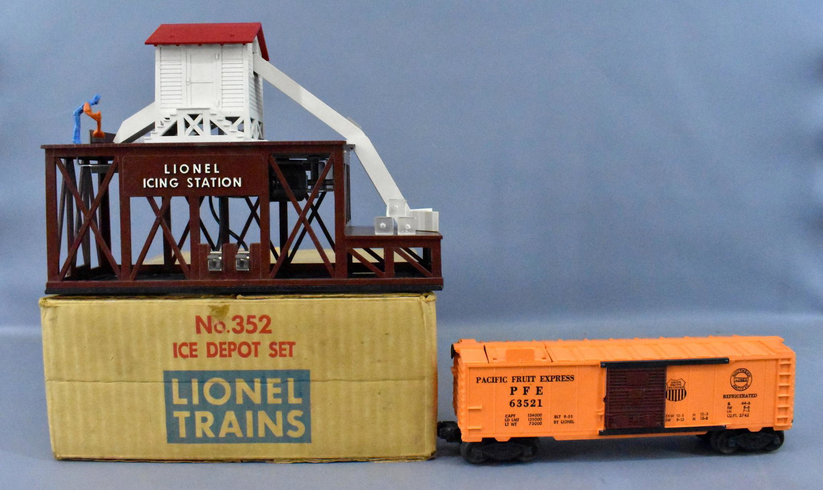 Lionel postwar O 352 ice depot set in original box: Lionel postwar O 352 ice depot set in original box. Accessory is clean and C7 with a C7 6352 Pacific Fruit Express ice car and three original ice cubes. The original box is very good but missing any i