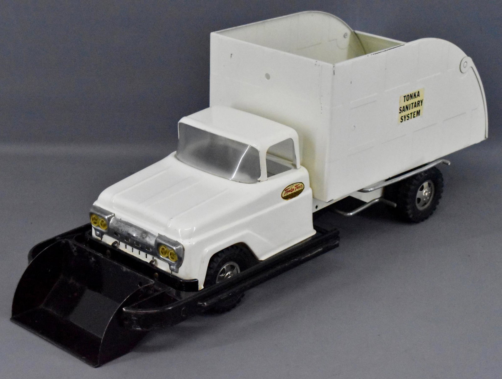 1960 Tonka Sanitations Systems pressed steel refuse: 1960 Tonka Sanitations Systems pressed steel refuse truck, truck is extremely nice but does appear to having been touched up, still displays very nicely. Sold as-is as seen in the photos with no retur