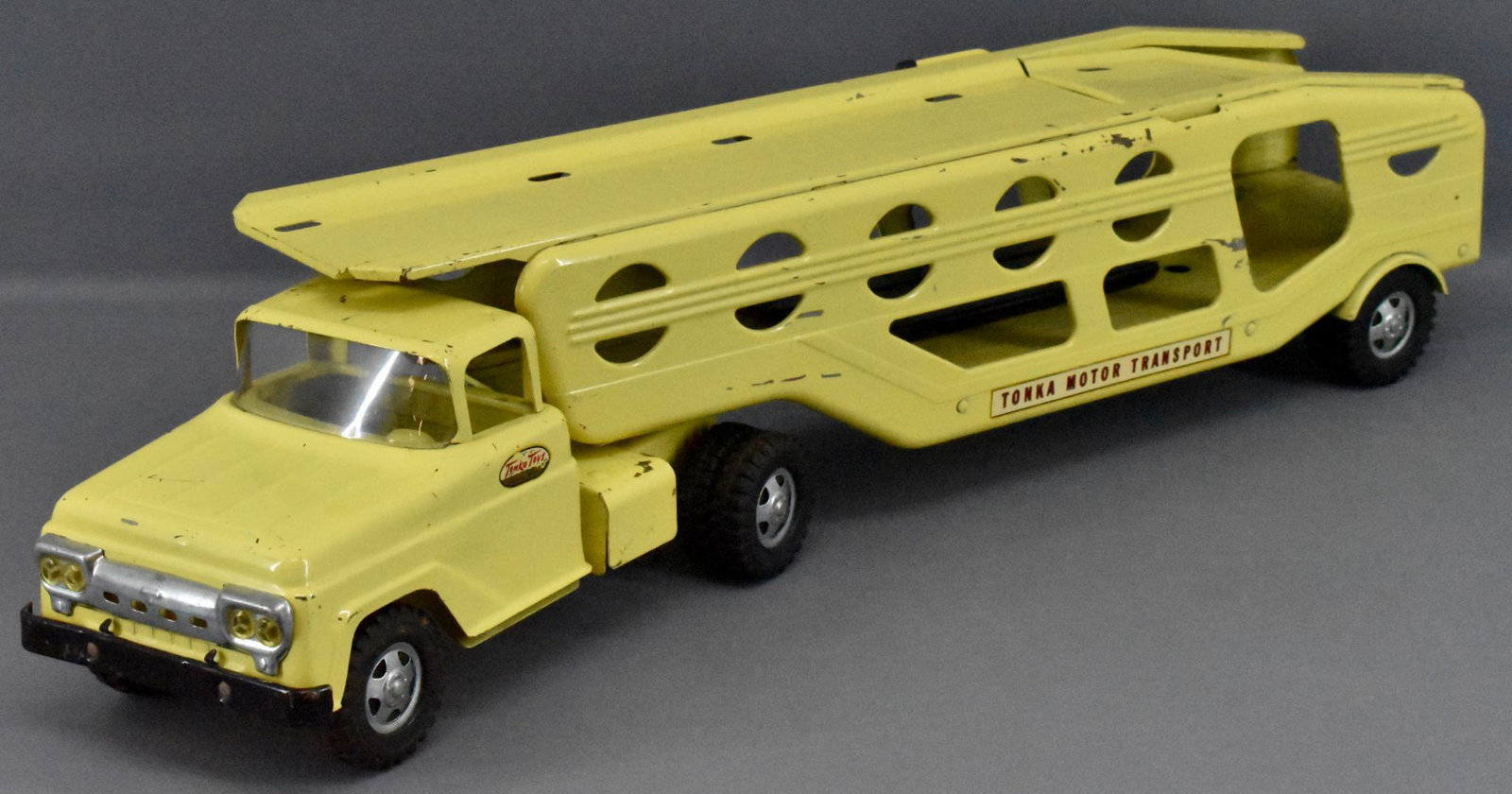 1959 first year Tonka car carrier pressed steel truck: 1959 first year Tonka car carrier pressed steel truck with original ramp, displays well but is missing all of the autos, has some play wear and scratches and dirt on the inside of the wheels on the dr