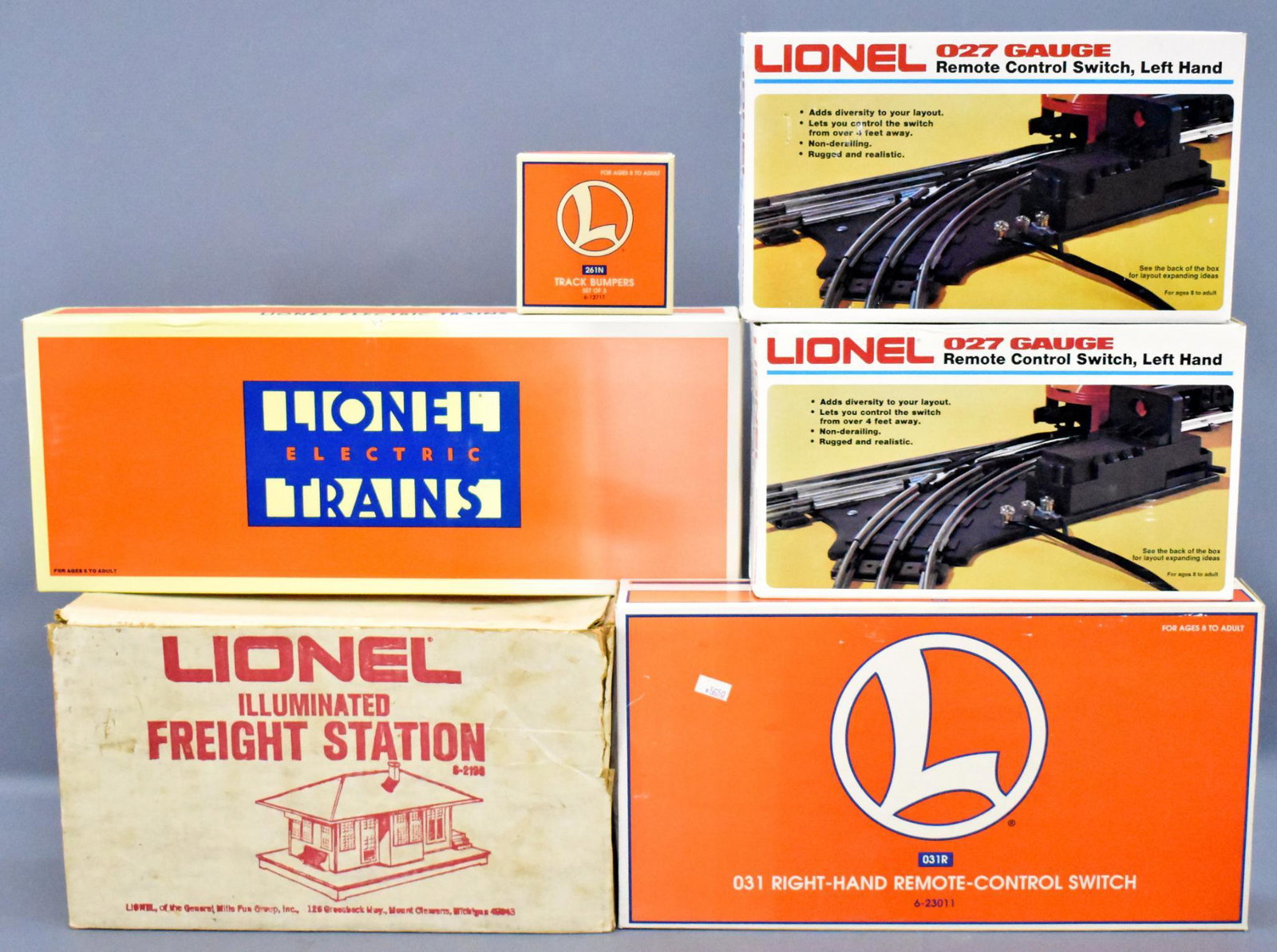 Group of Lionel modern era O gauge switches and station: Group of Lionel O gauge switches and stationto include 2133 illuminated freight station, two 5121 O27 LH switches, O31 23011 RH remote switch and 65167 O42 LH remote switch plus 12717 set of 3 track b