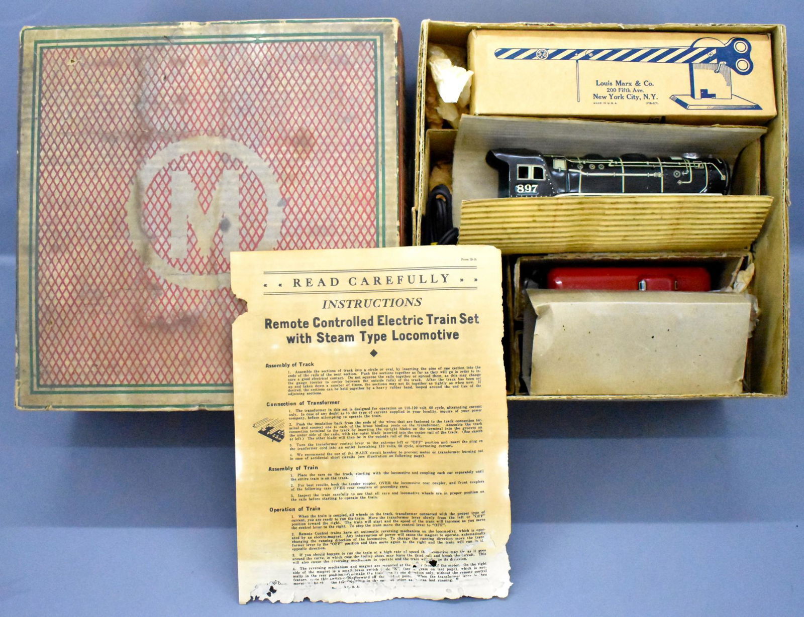 Marx O gauge tin lithographed train set in original box: Marx O gauge tin lithographed train set in original box. Set consists of 897 steam locomotive, New York Central square tender, 553 Santa Fe tank car, 552 Rock Island gondola, 556 New York Central cabo