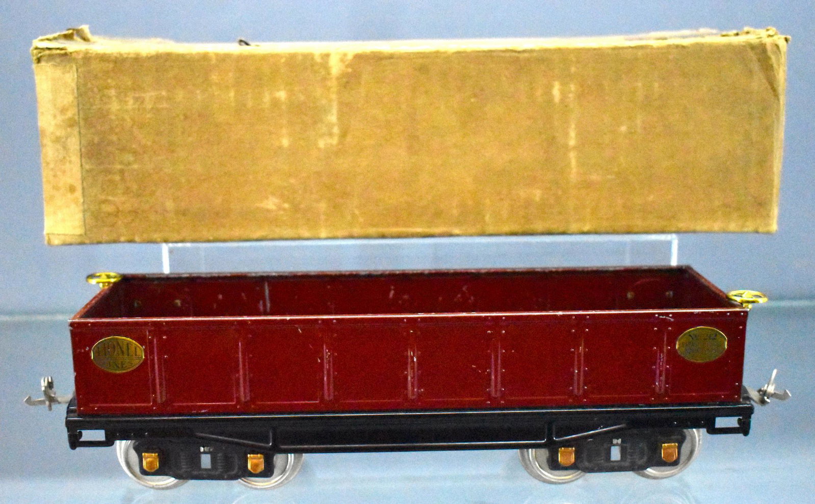 Lionel prewar standard gauge 212 gondola WINE in: Lionel prewar standard gauge 212 wine gondola with brass and copper trim in a good original box, C6+.