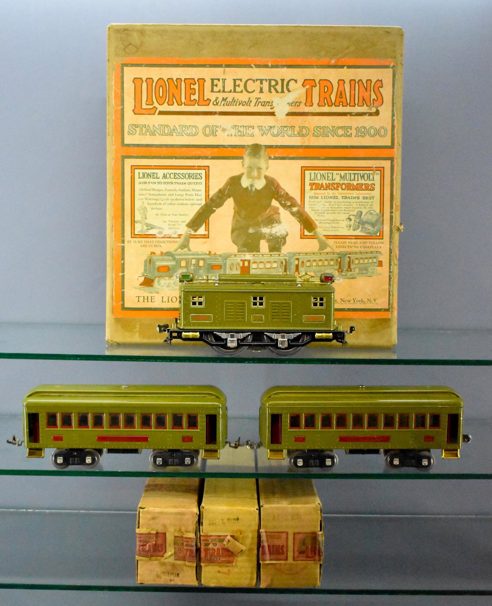 Boxed Lionel prewar standard gauge 347 E Olive Green: Boxed Lionel prewar standard gauge 347 E Olive Green electric passenger set. Set consists of 8E box cab electric locomotive that has been rewheeled and has fatigue damage to both lamp castings plus tw