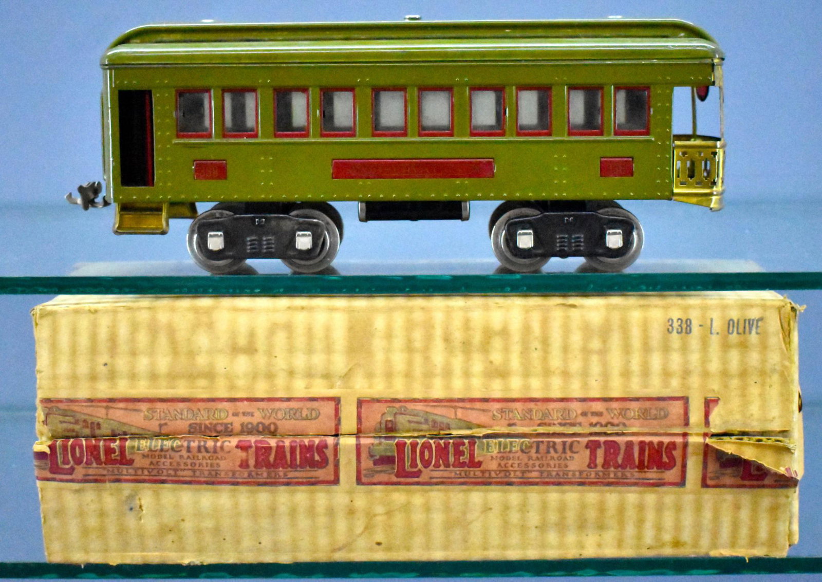 Lionel prewar standard gauge 338 light olive: Lionel prewar standard gauge 338 light olive observation car, C7 with an excellent original box.