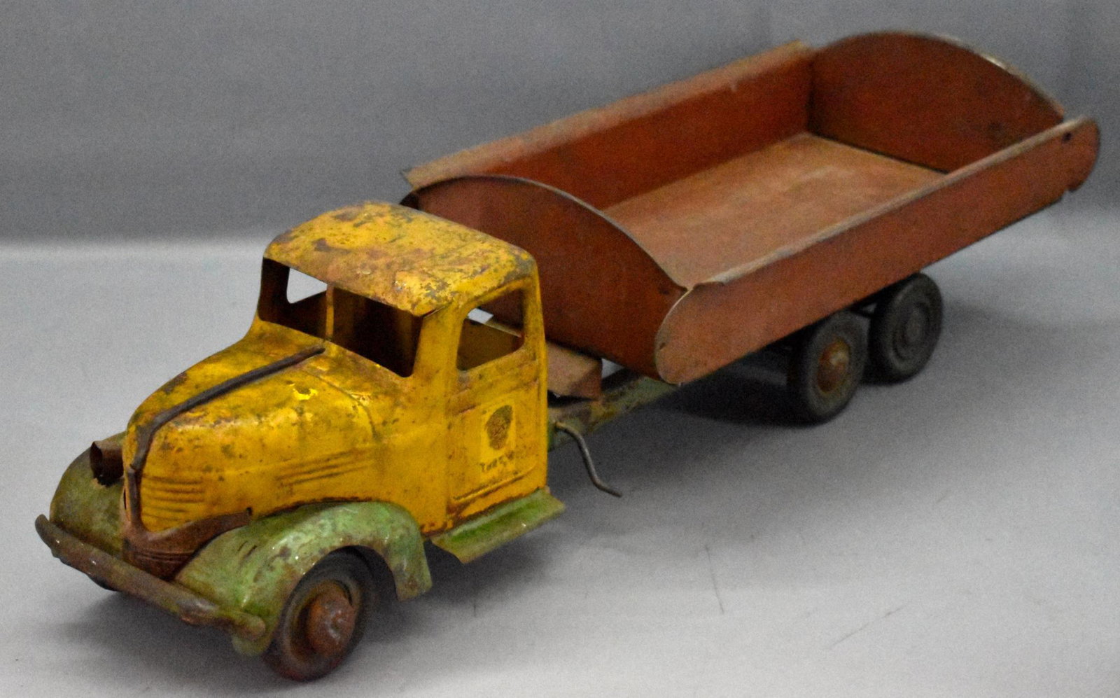 1930's Turner pressed steel dump truck: 1930's Turner pressed steel dump truck, has paint loss, surface rust and is missing one headlight while the other is bent up. It is a very solid a firm truck worthy of restoration. Sold as-is as seen 
