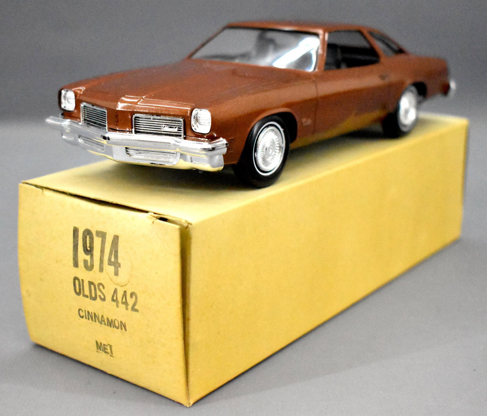 1974 Olds 442 dealer promo car in original box Cinnamon: 1974 Olds 442 dealer promo car in original box, Cinnamon Metallic, car is very nice but has roof rubs, no other issues. Comes with anexcellent original box