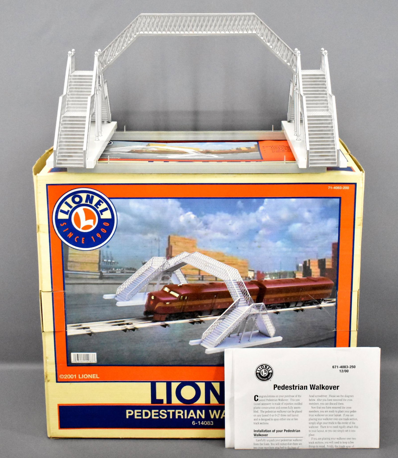 Lionel modern era O 14083 pedestrian walkover in: Lionel modern era O 14083 pedestrian walkover in original box, new and unused, C9 in a good original box.