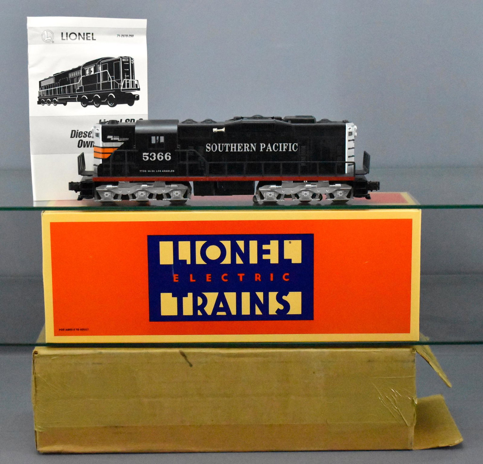 Lionel modern O 52078 TTOS 30th anniversary Southern: Lionel modern era O 52078 TTOS 30th anniversary Southern Pacific SD-9 diesel locomotive in original box, has light run time and is C8-9 in an excellent original box with original paperwork and origina