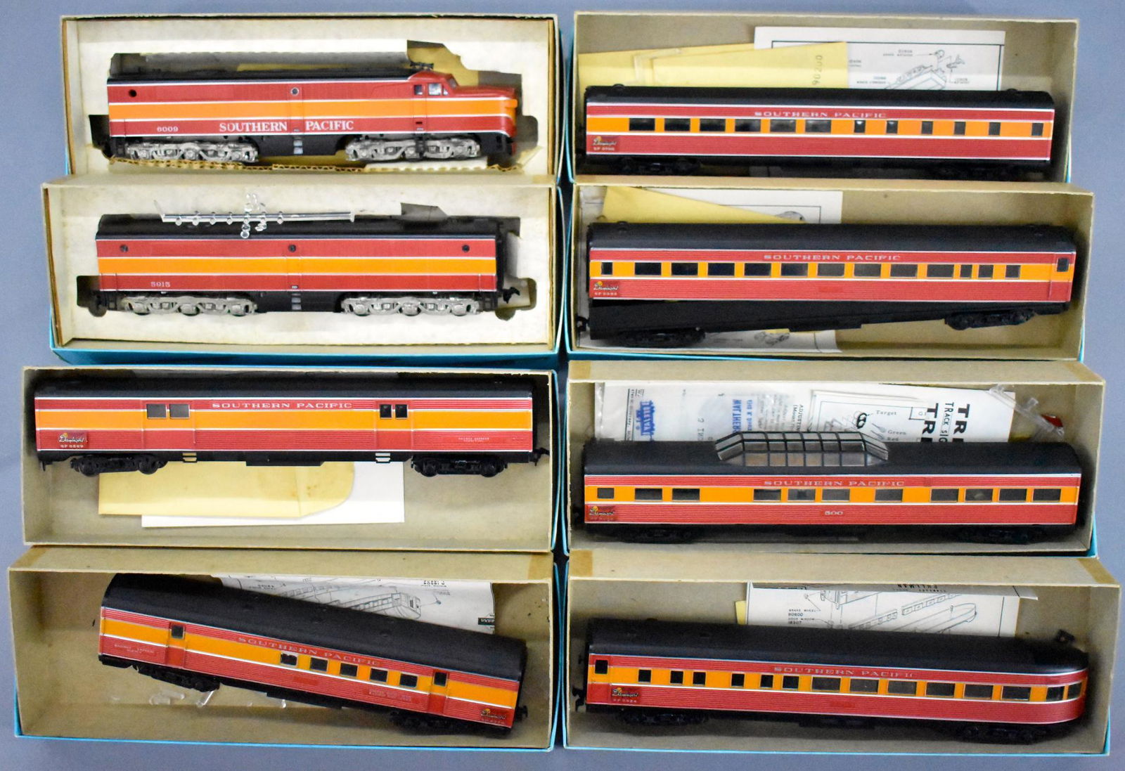 Athearn HO scale Southern Pacific Daylight diesel: Athearn HO scale Southern Pacific Daylight diesel passenger set in original boxes to include Alco PA1 powered and PB1 dummy unit, coach, vista dome, diner, RPO, full baggage and observation cars, C7-8
