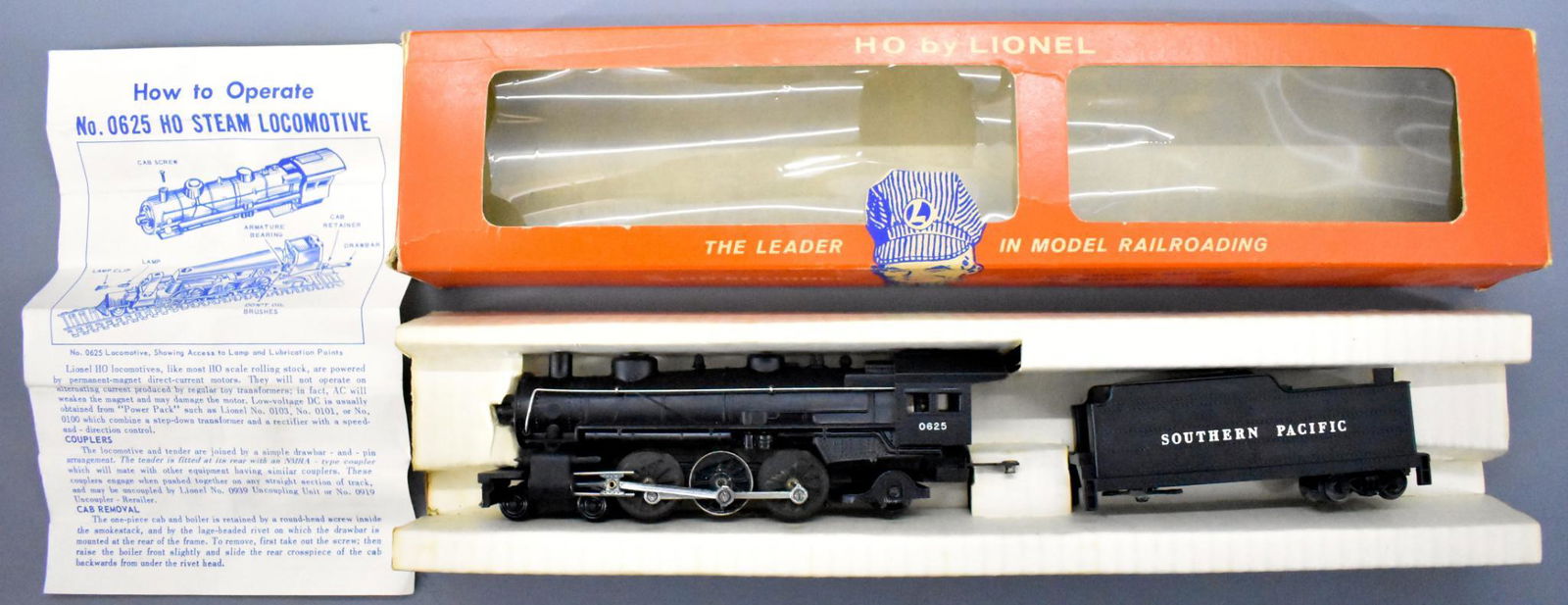 Lionel postwar HO 0625LT Southern Pacific 4-6-2 steam: Lionel postwar HO 0625LT Southern Pacific 4-6-2 steam locomotive and tender in original box. Tender is missing the front truck but the rest is very nice and clean, C7. The original box is complete wit