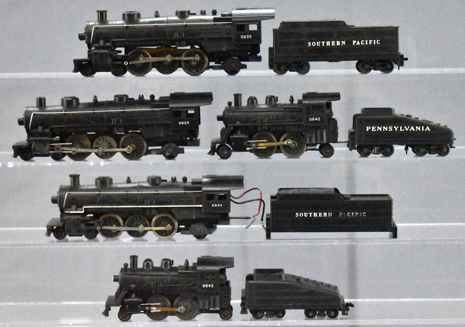 Group of Lionel postwar HO steam locomotives and: Group of Lionel postwar HO steam locomotives and tenders to include 0625 locomotive, 0635 locomotive and tender, 0646 locomotive and tender with missing trucks, 0642 steam switcher with Pennsylvania s